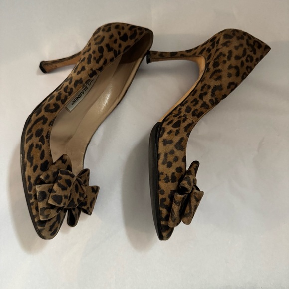 Manolo Blahnik Leopard print suede Bow heels - Picture 5 of 11